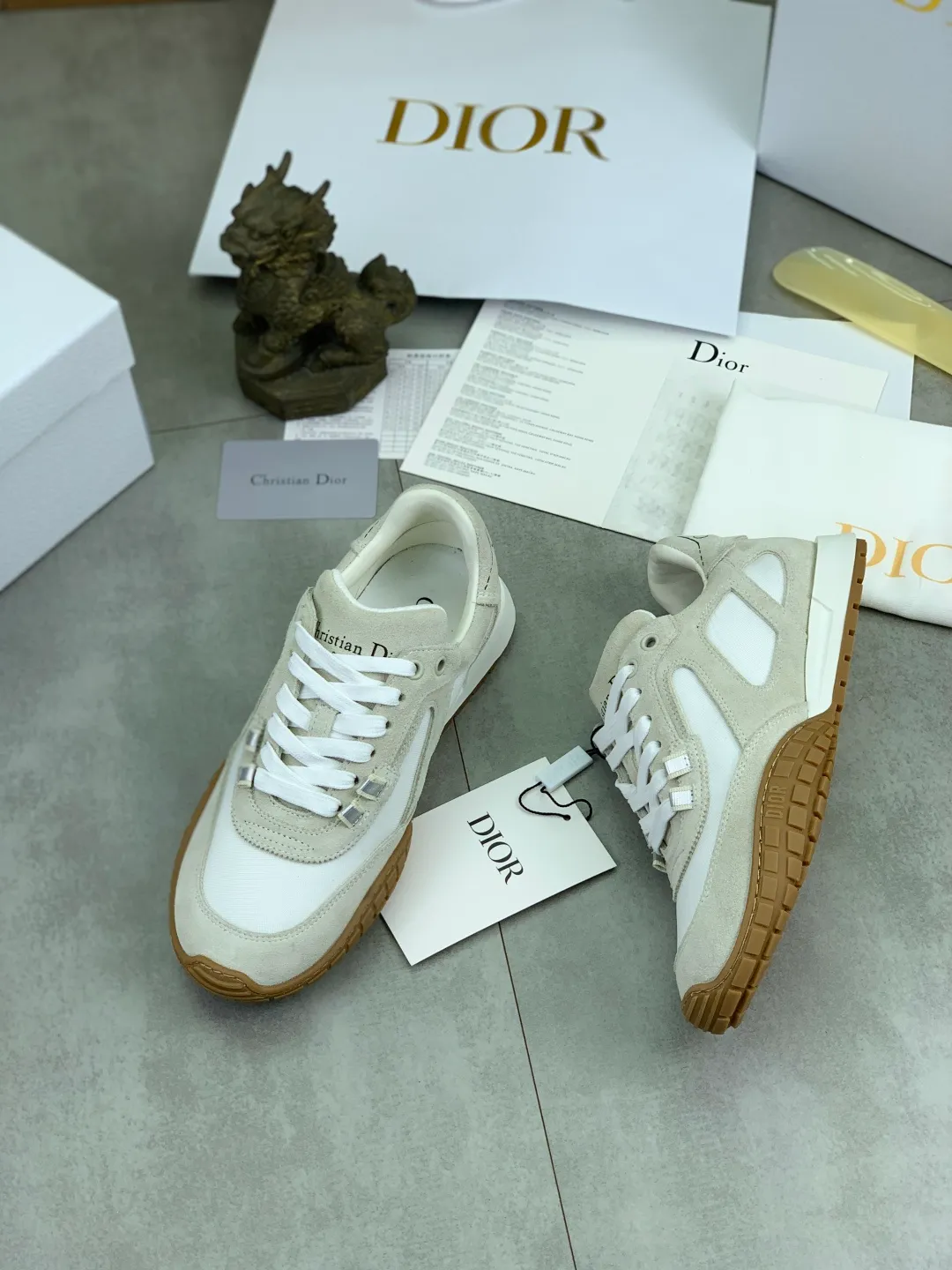 Men's men's shoes P560 new Dior Tech sneakers 2026 early spring series new products, with fashionable details, highlighting retro aesthetics. The light beige anti-suede cow leather upper is spliced ​​with apricot transparent mesh fabric on the side. The upper window edge is adhered with high-frequency flat ironing and back-pressure. It replicates the original craftsmanship, making it beautiful and comfortable without falling off. The interior is made of sheep lining of the same color and is soft and comfortable. The heel and tongue are embellished with the Paris logo. The textured TPU soles with the same color logo. The high-end version is exquisitely packaged with an airplane box, adding to the high-end style. Color: 4️⃣colors available Size: Female 35-41 Male 39-46